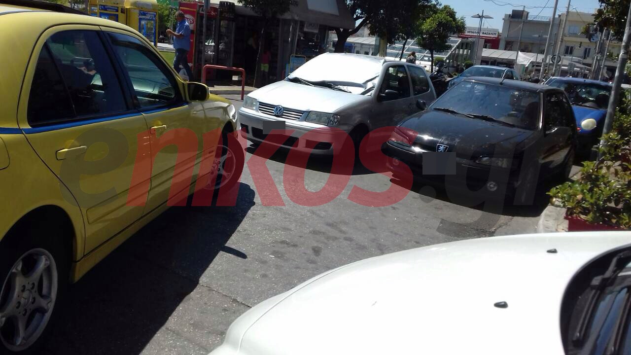 Διπλοπάρκαρε το αυτοκίνητο βάζοντας και… ηλιοπροστασία – ΦΩΤΟ αναγνώστη