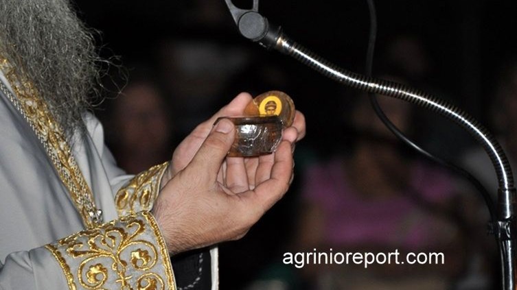 Αυτό είναι το κάστανο του Παϊσίου που προσκύνησαν πιστοί στο Αγρίνιο – ΒΙΝΤΕΟ – ΦΩΤΟ