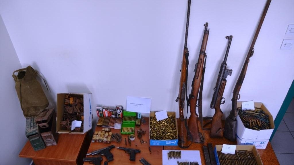 Σέρρες: Είχε μετατρέψει το σπίτι του σε οπλοστάσιο με χειροβομβίδες και οπλοπολυβόλα – ΦΩΤΟ