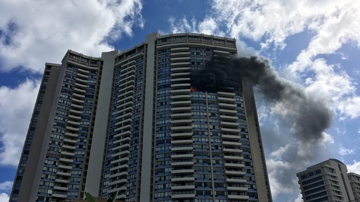 Χαβάη: Πυρκαγιά σε πολυκατοικία 36 ορόφων – Πληροφορίες για δεκάδες εγκλωβισμένους ενοίκους – ΦΩΤΟ ΚΑΙ ΒΙΝΤΕΟ