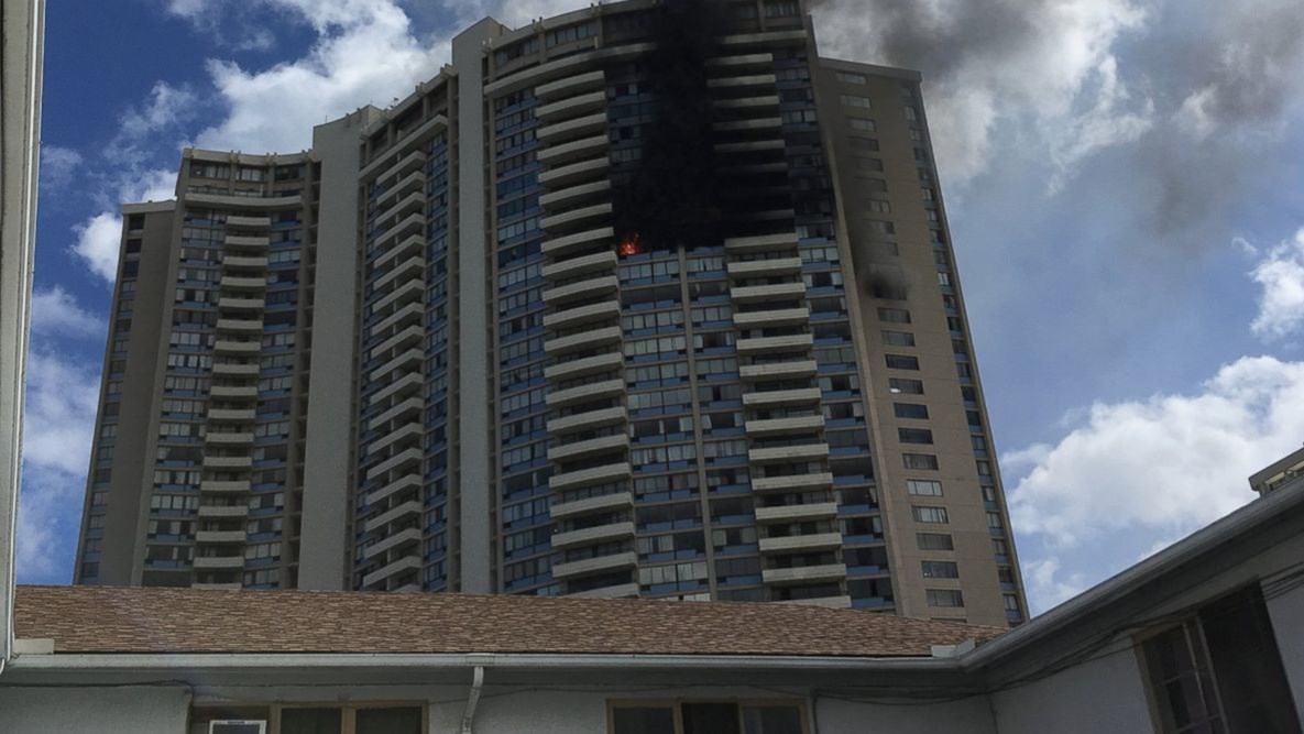 Χαβάη: Τουλάχιστον τρεις νεκροί και 16 τραυματίες από τη φωτιά στην 36οροφη πολυκατοικία – ΦΩΤΟ ΚΑΙ ΒΙΝΤΕΟ
