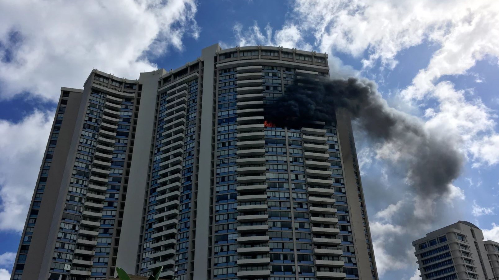 Νέες εικόνες από τη φονική πυρκαγιά σε κτίριο 36 ορόφων στη Χαβάη – ΒΙΝΤΕΟ