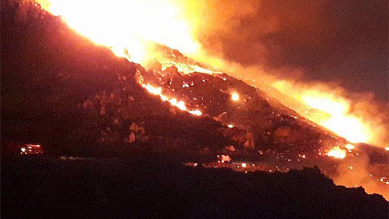 Ολονύχτια μάχη με τις φλόγες στο Σφηνάρι Χανίων – ΦΩΤΟ