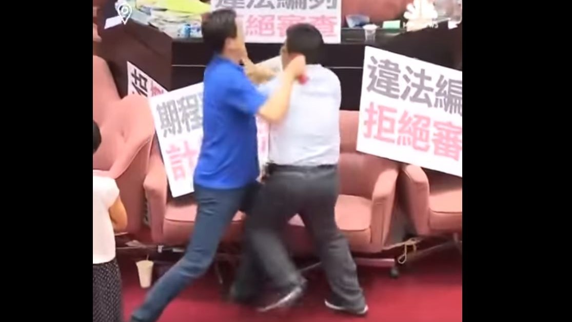 Άγριο ξύλο στο κοινοβούλιο της Ταϊβάν – ΒΙΝΤΕΟ
