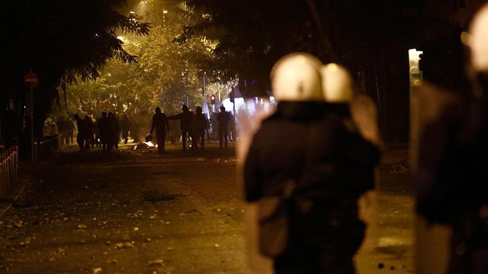 Επιθέσεις τη νύχτα με μολότοφ και πέτρες στα ΜΑΤ στα Εξάρχεια