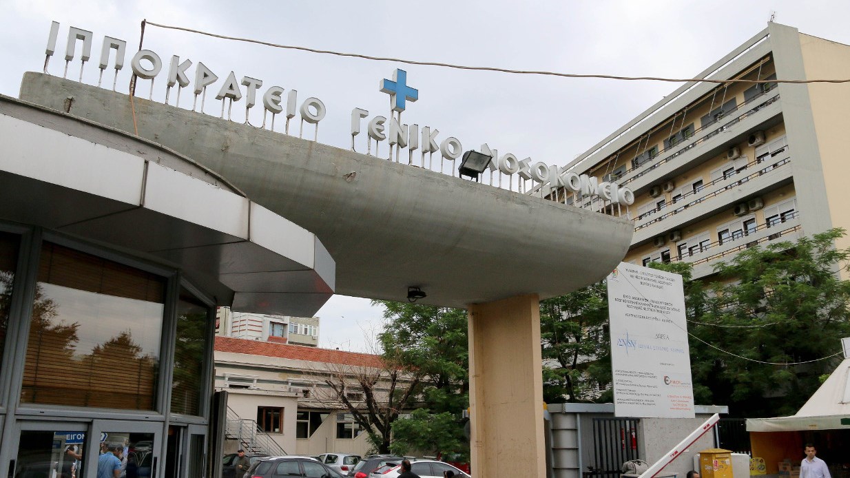 Στην εντατική 9χρονη που έπεσε από το μπαλκόνι