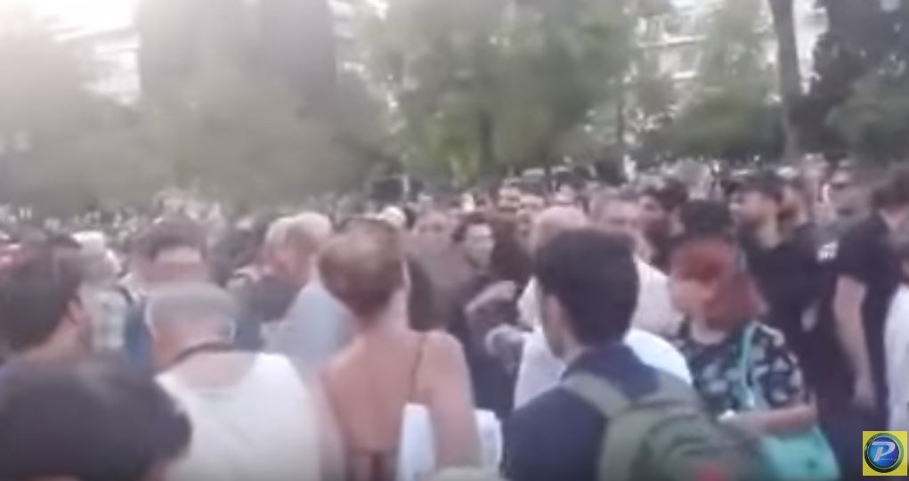 Η στιγμή που διαδηλωτές πετούν καφέδες σε Φίλη – Ξυδάκη – ΒΙΝΤΕΟ