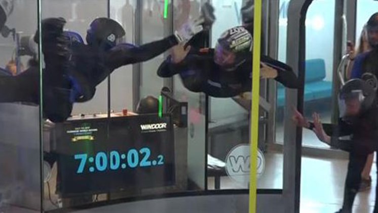 Οι Skydivers που “πέταξαν” στο βιβλίο των ρεκόρ Γκίνες – ΒΙΝΤΕΟ
