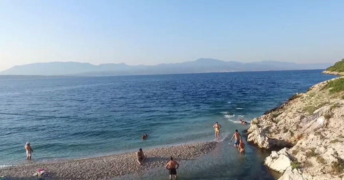 Οι κρυστάλλινες ακρογιαλιές του Σαρωνικού με τις αμέτρητες πηγές και τις φυσικές νεροτσουλήθρες – ΒΙΝΤΕΟ