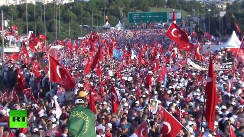 Σόου Ερντογάν στην Κωνσταντινούπολη με 5 εκατομμύρια οπαδούς του για την επέτειο της απόπειρας πραξικοπήματος – ΦΩΤΟ