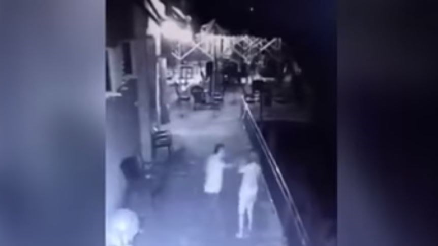 Πέταξε τη γυναίκα του από το… μπαλκόνι και εκείνη τον συγχώρησε – ΒΙΝΤΕΟ