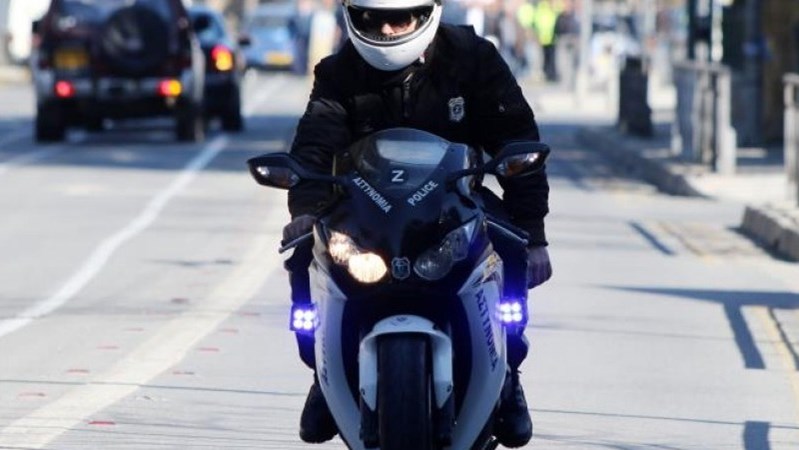 Κύπρος: Γυναίκα κατήγγειλε αστυνομικό ότι την χτύπησε με κράνος στο πρόσωπο