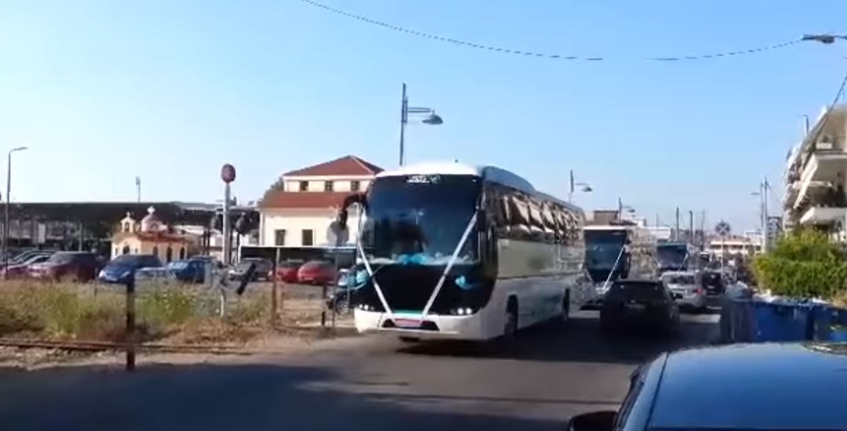 Γαμπρός και νύφη πήγαν στην εκκλησία με συνοδεία… 15 λεωφορείων- ΒΙΝΤΕΟ
