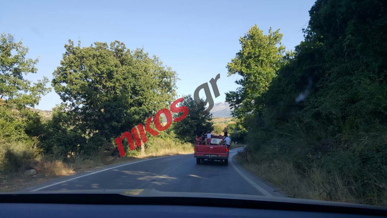 «Φόρτωσε» τα παιδιά στην καρότσα του αγροτικού για να πάει βόλτα – ΦΩΤΟ αναγνώστη