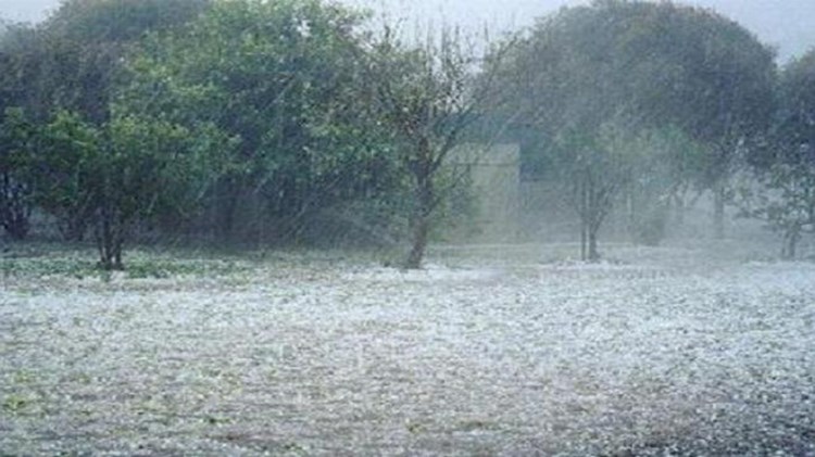 Ισχυρή χαλαζόπτωση και κατολισθήσεις στη Χαλανδρίτσα – ΤΩΡΑ