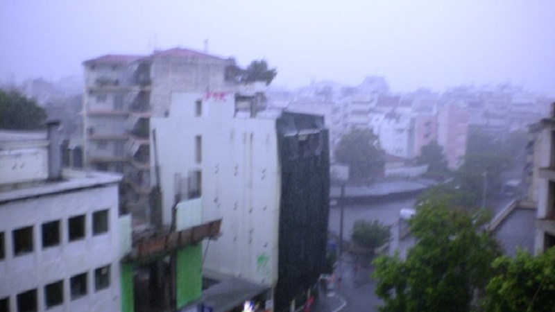 Άνοιξαν οι ουρανοί στη Λάρισα  – ΦΩΤΟ