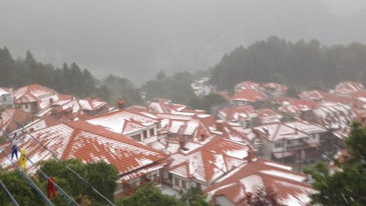 Πρωτοφανείς εικόνες για καλοκαίρι – Στα λευκά το Μέτσοβο από τη χαλαζόπτωση – ΦΩΤΟ