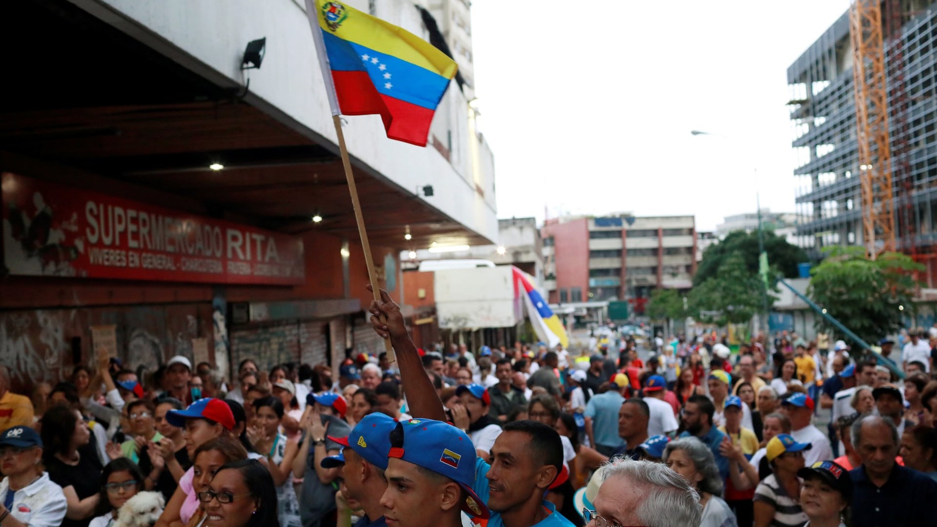 Με αίμα βάφτηκε το ανεπίσημο δημοψήφισμα στη Βενεζουέλα – Μια νεκρή από πυροβολισμούς – ΒΙΝΤΕΟ