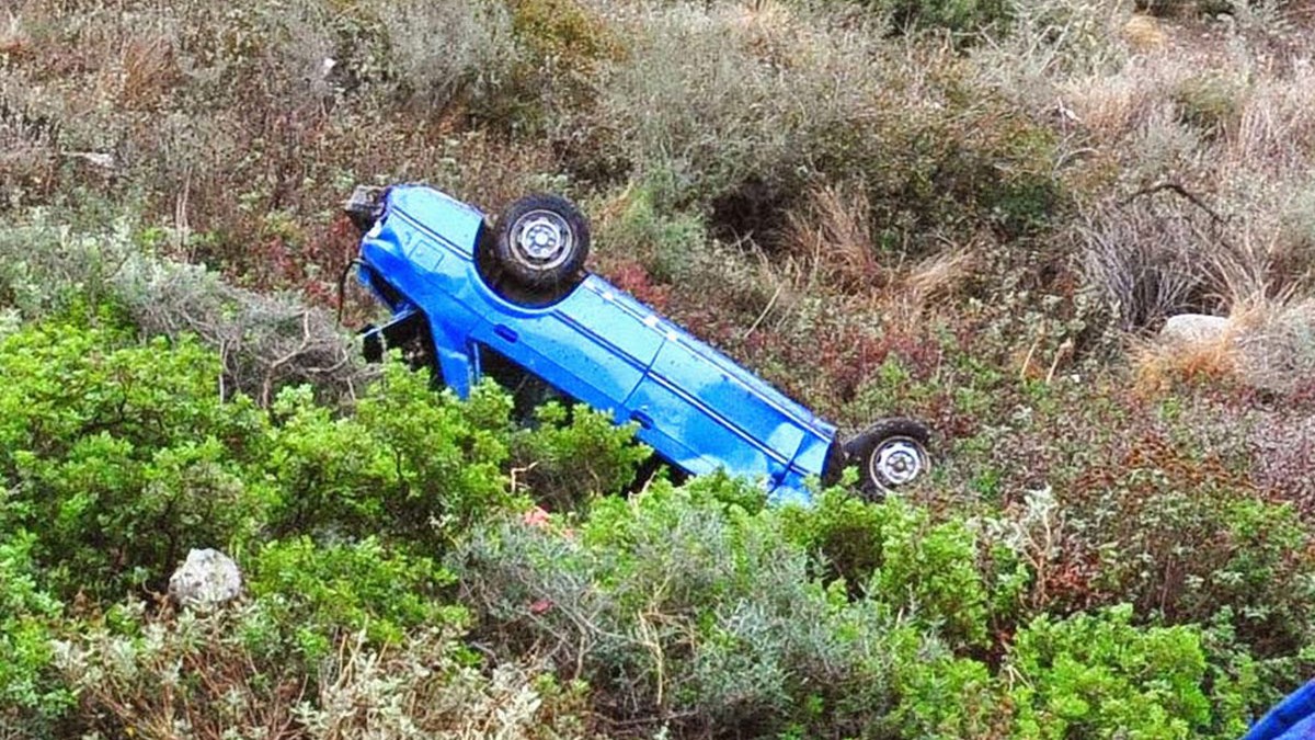 Έπεσαν στον γκρεμό με το αυτοκίνητο