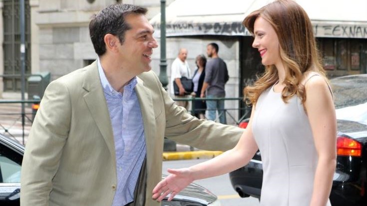 Στο υπουργείο Εργασίας ο Πρωθυπουργός – Πώς τον υποδέχθηκε η Αχτσιόγλου – ΒΙΝΤΕΟ