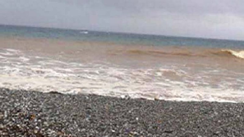 Έγινε καφέ η θάλασσα – Εντυπωσιακές ΦΩΤΟ από τον Αγιόκαμπο Λάρισας