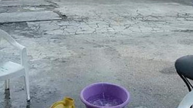 Ξέμειναν από νερό και μάζεψαν με κουβάδες τη βροχή – ΒΙΝΤΕΟ