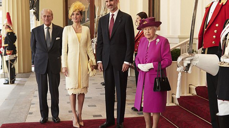 Η βασίλισσα Ελισάβετ ιππεύει αγέρωχη στα 91 της χρόνια – ΦΩΤΟ