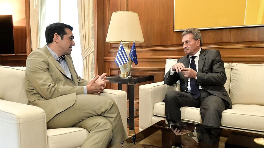 Με τον Επίτροπο Έτινγκερ συναντήθηκε ο Τσίπρας – Τι συζητήθηκε