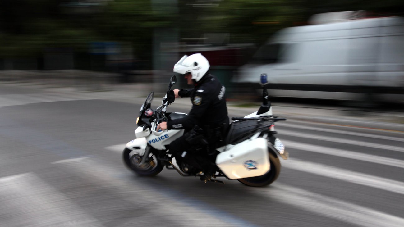 Επίθεση με πέτρες στο Αστυνομικό Τμήμα Εξαρχείων