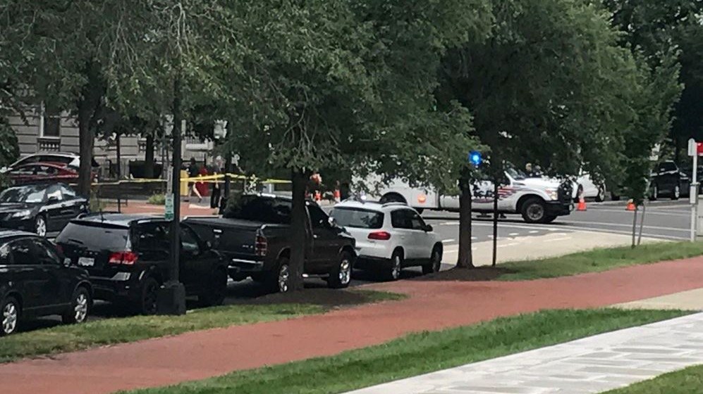 Συναγερμός στο Καπιτώλιο – Αυτοκίνητο έπεσε πάνω σε αστυνομικό – ΒΙΝΤΕΟ