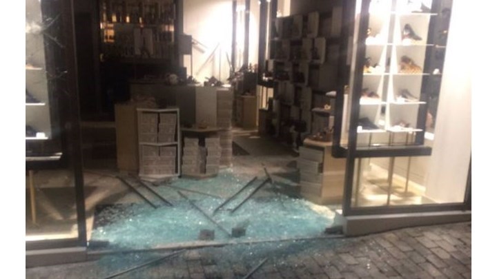 Τεράστιες οι καταστροφές στην Ερμού – Αντιεξουσιαστές διέλυσαν δεκάδες καταστήματα – ΦΩΤΟ
