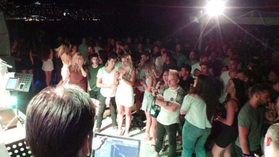 Πρώην παίκτρια του Survivor «γκρέμισε» την Σύρο – ΦΩΤΟ