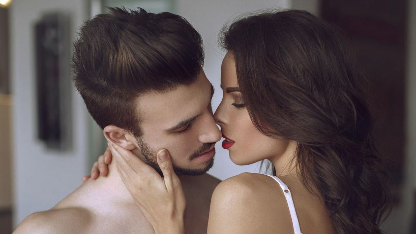 Γιατί στο φιλί οι περισσότεροι γέρνουν προς τα…δεξιά;