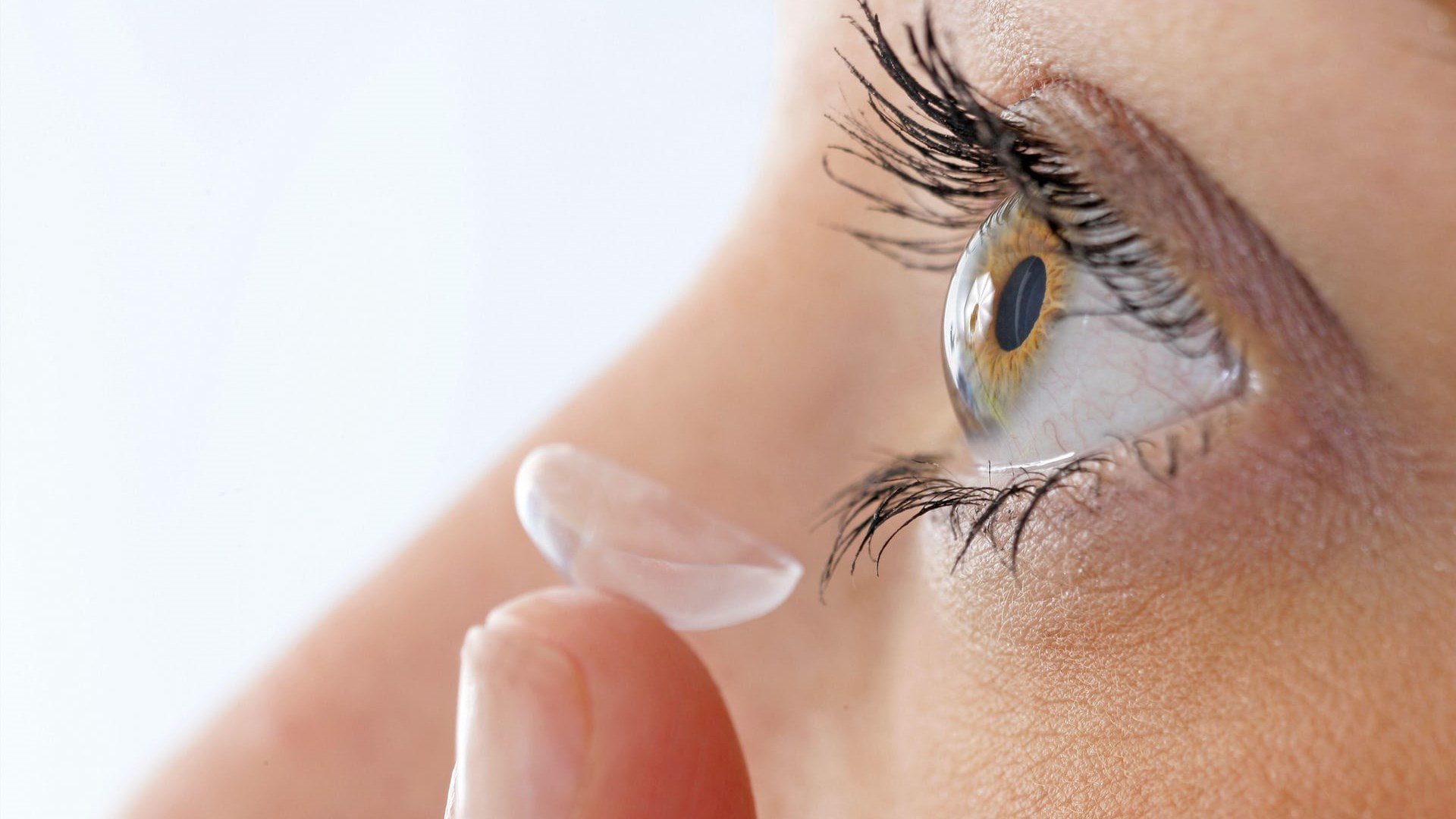 Αφαίρεσαν από το μάτι της… 27 φακούς επαφής