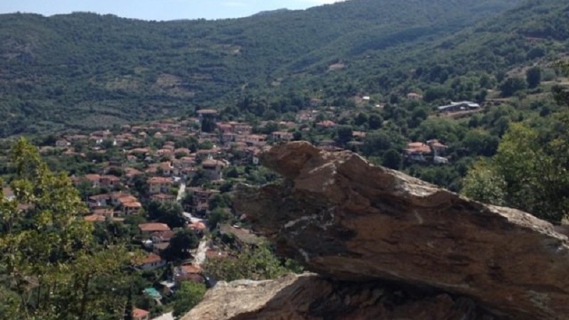 Βράχοι έπεσαν πάνω σε αυτοκίνητα στα Αμπελάκια Λάρισας – ΦΩΤΟ