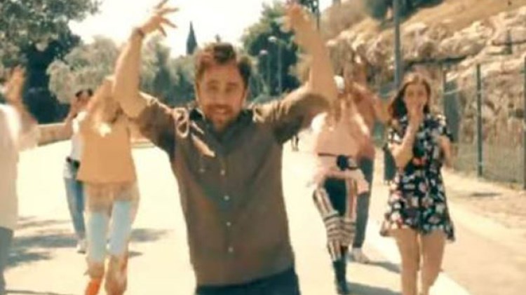 Ο Τσαλταμπάσης τρολάρει την “Μάντισσα” και γίνεται viral – ΒΙΝΤΕΟ