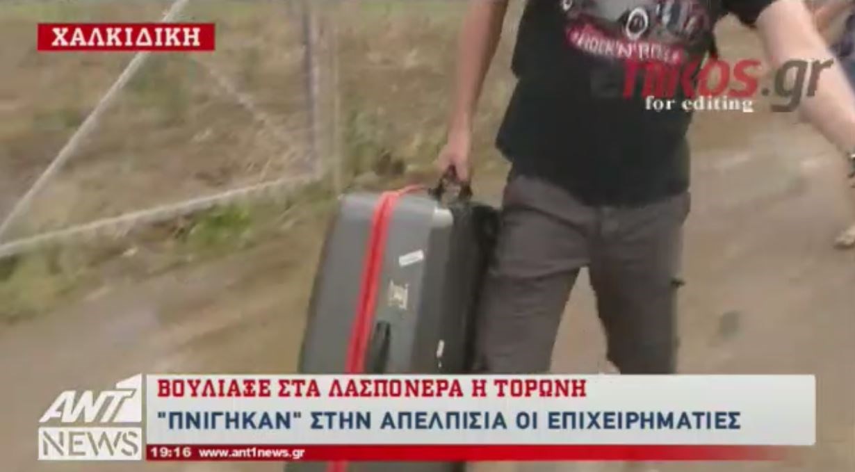 Εικόνες βιβλικής καταστροφής στην Τορώνη Χαλκιδικής: Φεύγουν οι τουρίστες – ΒΙΝΤΕΟ