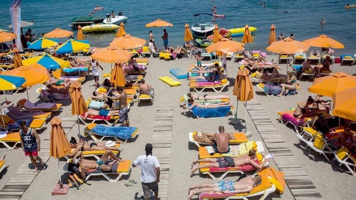 Der Spiegel: Ο τουρισμός ανθεί, οι εργαζόμενοι υποφέρουν