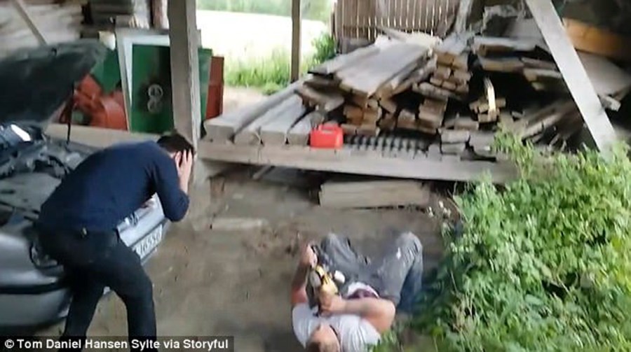 Σοκαριστική φάρσα με αλυσοπρίονο – Κατέρρευσε από τον φόβο το θύμα της πλάκας – ΒΙΝΤΕΟ