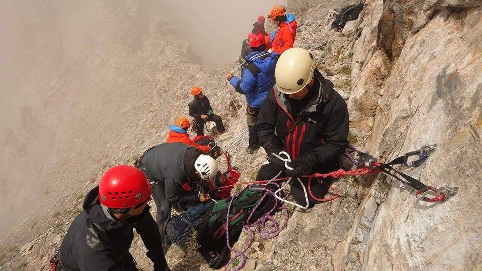 Συγκλονιστικές ΦΩΤΟ από τη στιγμή της διάσωσης του ορειβάτη στον Όλυμπο