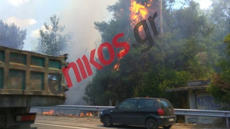 Σε εξέλιξη φωτιά στην Εθνική Οδό  Αθηνών – Κορίνθου στο ύψος του Δαφνίου – ΤΩΡΑ – ΦΩΤΟ αναγνώστη