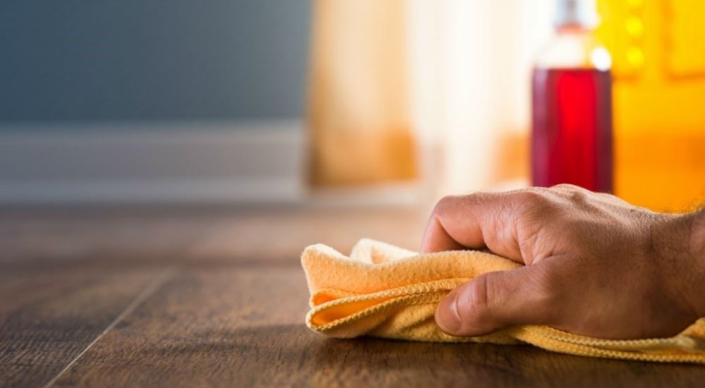 Ένα ιδιοφυές κόλπο για να διώχνετε τη σκόνη σε δευτερόλεπτα