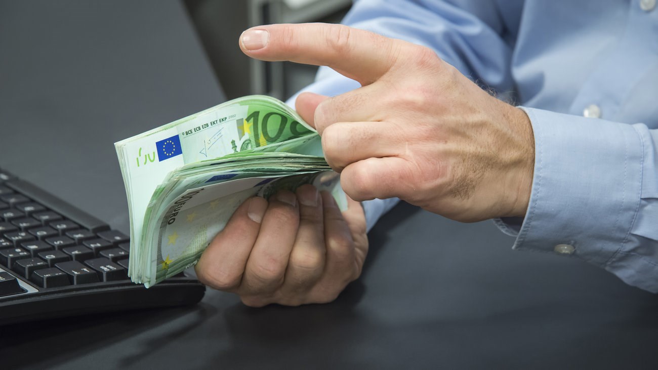 Σε δίκη εφοριακός που έκανε τα “στραβά μάτια” με το αζημίωτο