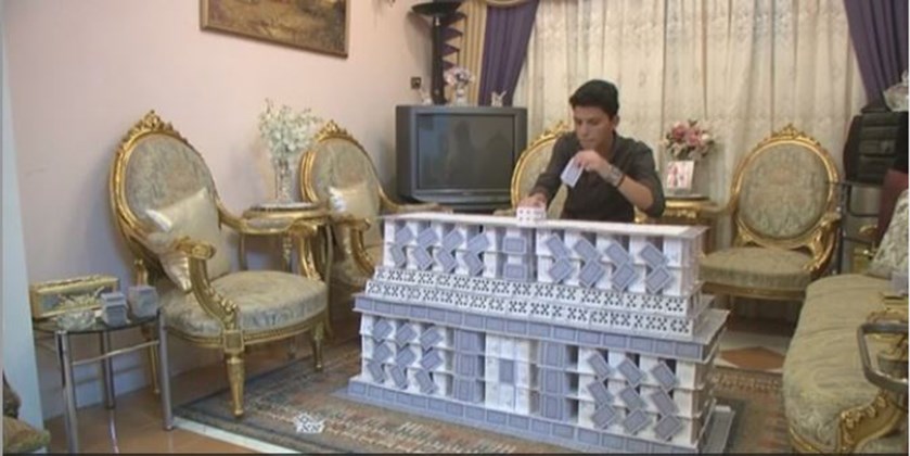 Αιγύπτιος φοιτητής δημιουργεί με τραπουλόχαρτα και εντυπωσιάζει – ΒΙΝΤΕΟ