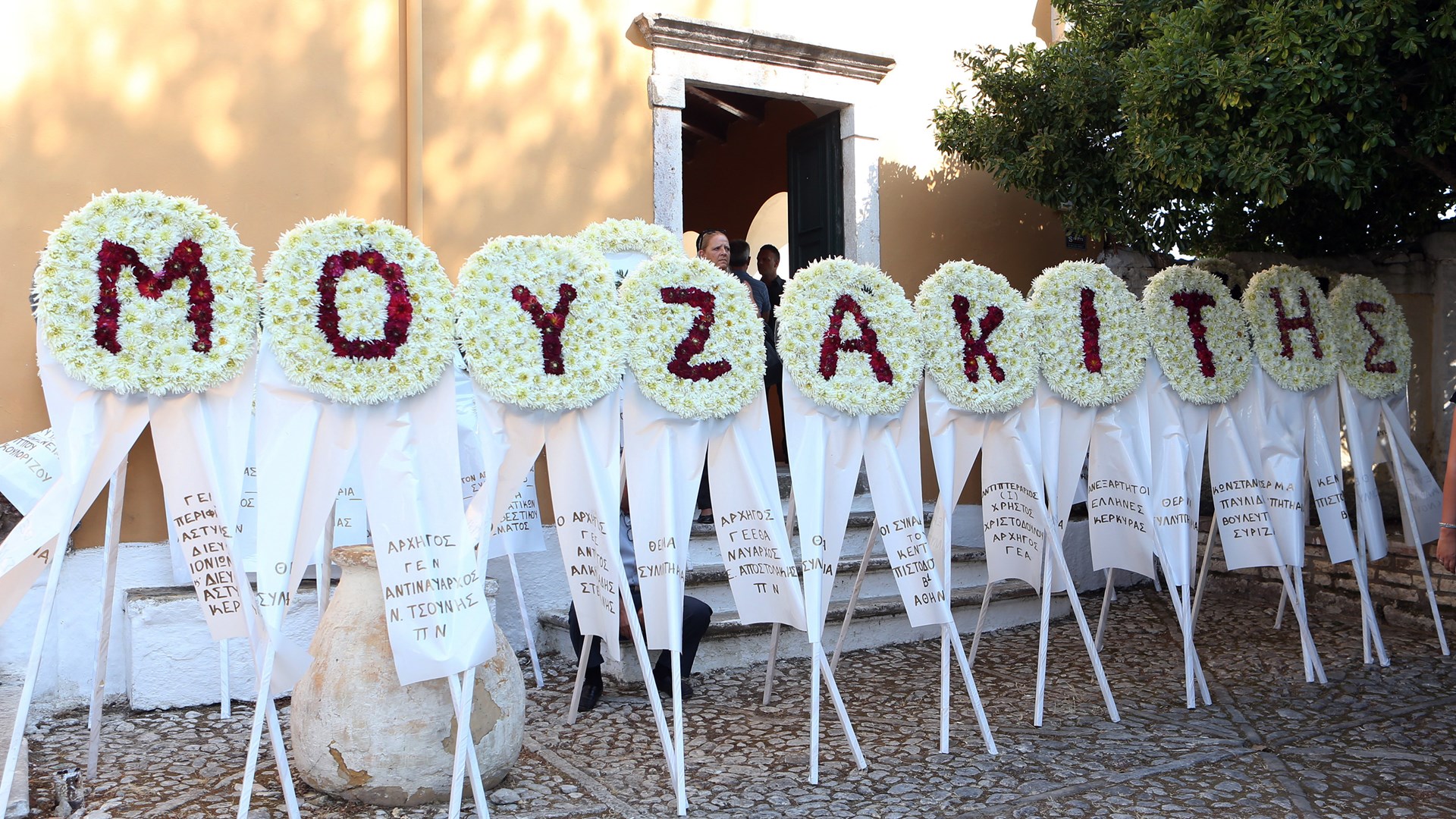 Με τιμές ήρωα κηδεύτηκε ο 33χρονος πυροσβέστης που έχασε τη ζωή του στο Ζευγολατιό – ΦΩΤΟ