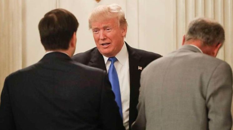 Γιατί ο Τραμπ απείλησε τους Ρεπουμπλικανούς γερουσιαστές ότι… θα τους κόψει τις διακοπές