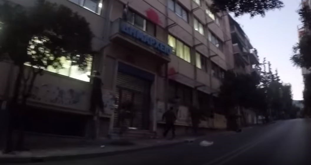 Η επίθεση του Ρουβίκωνα στο δημαρχείο Ζωγράφου – ΒΙΝΤΕΟ