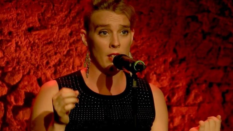 Σοκ στη Γαλλία – Τραγουδίστρια πέθανε πάνω στη σκηνή πιθανόν από ηλεκτροπληξία