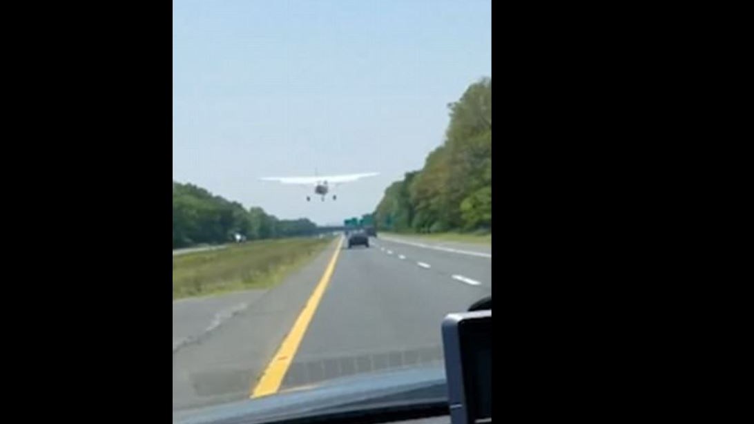 Σοκαρισμένος οδηγός βλέπει αεροπλάνο να προσγειώνεται μπροστά του – ΒΙΝΤΕΟ