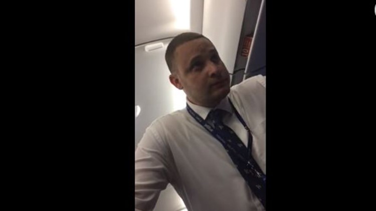 Κατέβασαν οικογένεια από το αεροπλάνο επειδή το μωρό κλωτσούσε το μπροστινό κάθισμα – ΒΙΝΤΕΟ